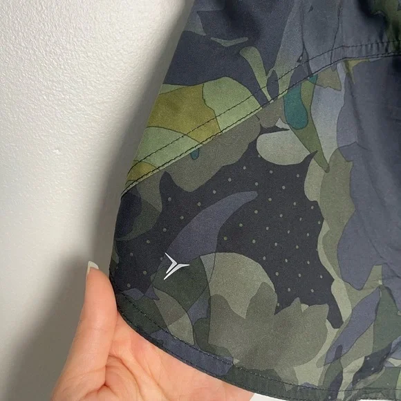 Old Navy Go Dry Mid-Rise Dolphin Hem Run Shorts For Women Dot Camo - Picture 8 of 8